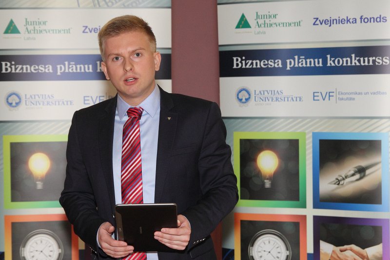 Biznesa izglītības biedrības «Junior Achievement - Young Enterprise Latvija» (JAL) sadarbībā ar Latvijas Universitātes Ekonomikas un vadības fakultāti un Swedbank rīkotā Vislatvijas Biznesa plānu konkursa skolēniem finālistu apbalvošana. «Junior Achievement - Young Enterprise Latvija» valdes priekšsēdētāja Jāņa Krievāna uzruna.