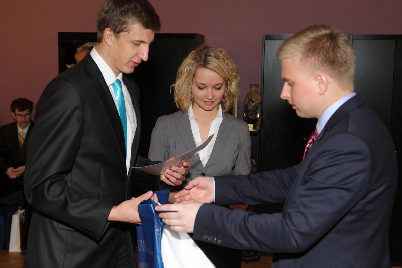 Biznesa izglītības biedrības «Junior Achievement - Young Enterprise Latvija» (JAL) sadarbībā ar Latvijas Universitātes Ekonomikas un vadības fakultāti un Swedbank rīkotā Vislatvijas Biznesa plānu konkursa skolēniem finālistu apbalvošana. «Junior Achievement - Young Enterprise Latvija» valdes priekšsēdētājs Jānis Krievāns (no labās)
pasniedz atzinības rakstu 
Madonas Valsts ģimnāzijas audzēkņiem Sintijai Tomai un Mairim Gailumam.