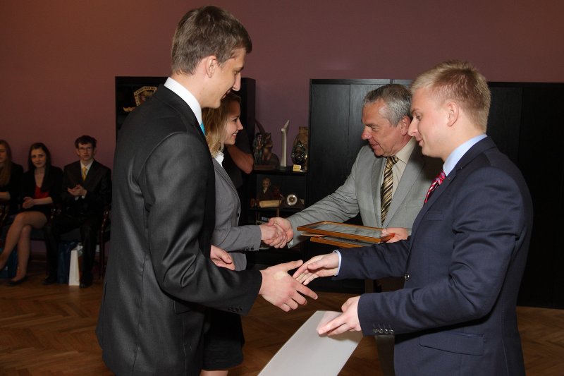 Biznesa izglītības biedrības «Junior Achievement - Young Enterprise Latvija» (JAL) sadarbībā ar Latvijas Universitātes Ekonomikas un vadības fakultāti un Swedbank rīkotā Vislatvijas Biznesa plānu konkursa skolēniem finālistu apbalvošana. «Junior Achievement - Young Enterprise Latvija» valdes priekšsēdētājs Jānis Krievāns
(no labās) un 
LU Ekonomikas un vadības fakultātes profesors Māris Purgailis 
sveic konkursa pirmās vietas ieguvējus
Madonas Valsts ģimnāzijas audzēkņus Sintiju Tomu un Mairi Gailumu.