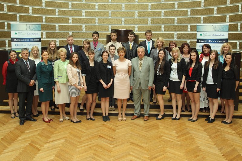 Biznesa izglītības biedrības «Junior Achievement - Young Enterprise Latvija» (JAL) sadarbībā ar Latvijas Universitātes Ekonomikas un vadības fakultāti un Swedbank rīkotā Vislatvijas Biznesa plānu konkursa skolēniem finālistu apbalvošana. Konkursa dalībnieki kopā ar tā žūrijas komisiju, atbalstītājiem un organizētājiem.