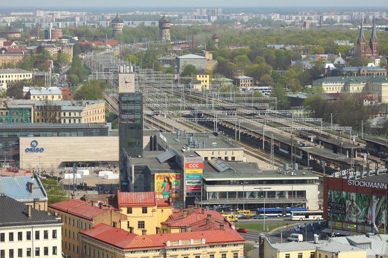 Skats no Rīgas Svētā Pētera baznīcas torņa Rīgas centrālās dzelzceļa stacijas virzienā. null