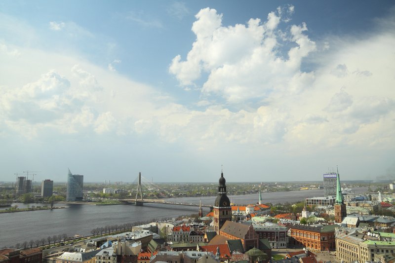 Skats no Rīgas Svētā Pētera baznīcas torņa uz Rīgas Doma baznīcas torni un Vanšu tiltu. null