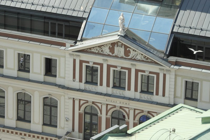 Skats no Rīgas Svētā Pētera baznīcas torņa uz Rīgas Domes ēku, virs kuras portāla novietota Temīdas stajujas kopija. null