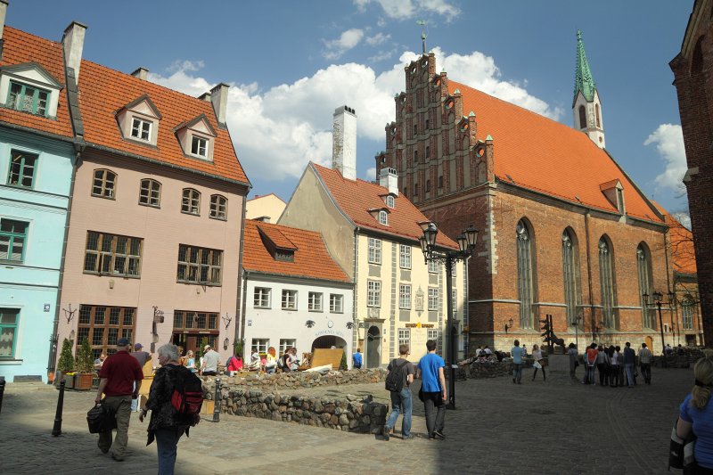 Vecrīga. Skvērs blakus Rīgas Svētā Pētera baznīcai, skats uz Sv. Jāņa baznīcu. null
