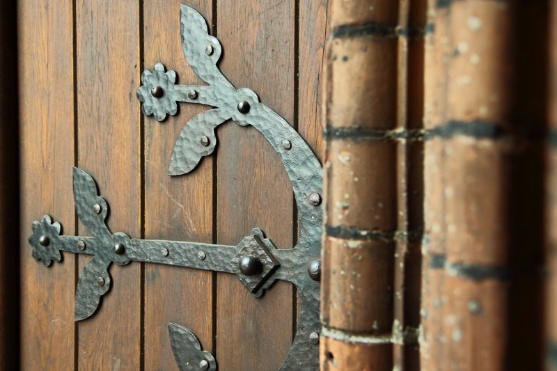 Vecrīga. Rīgas Sv. Pētera baznīcas sānu durvju fragments. null