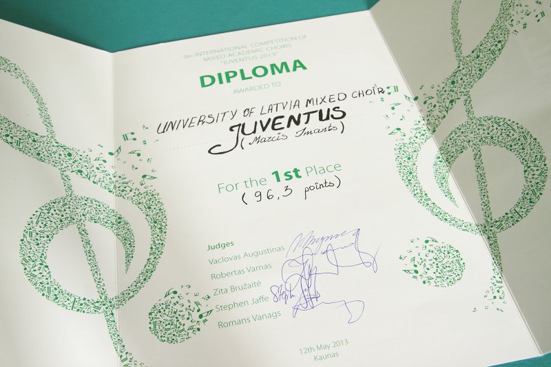 Latvijas Universitātes kora «Juventus» iegūtās balvas par uzvaru jaukto koru konkursā «Juventus 2013» Kauņā, Lietuvā. null