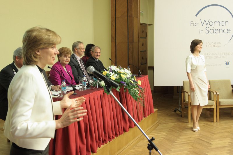 2013. gada L`ORÉAL Latvijas stipendijas «Sievietēm zinātnē» ar UNESCO Latvijas Nacionālās komisijas un Latvijas Zinātņu akadēmijas 
atbalstu pasniegšanas ceremonija. LZA korespondētājlocekle, Latvijas Biomedicīnas pētījumu un studiju centra Vēža biomarķieru laboratorijas vadītāja, 2005. gada L`ORÉAL stipendijas 'Sievietēm zinātnē' saņēmēja Dr. biol. Aija Linē (pa kreisi) sniedz klātesošajiem stipendiātes Zanes Kalniņas īsu CV.
