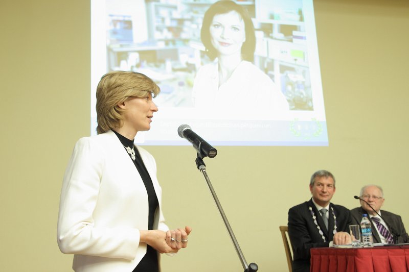 2013. gada L`ORÉAL Latvijas stipendijas «Sievietēm zinātnē» ar UNESCO Latvijas Nacionālās komisijas un Latvijas Zinātņu akadēmijas 
atbalstu pasniegšanas ceremonija. LZA korespondētājlocekle, Latvijas Biomedicīnas pētījumu un studiju centra Vēža biomarķieru laboratorijas vadītāja, 2005. gada L`ORÉAL stipendijas 'Sievietēm zinātnē' saņēmēja Dr. biol. Aija Linē sniedz klātesošajiem stipendiātes Zanes Kalniņas īsu CV.