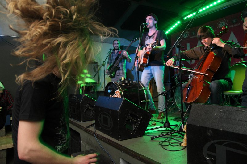 Latvijas Universitātes mūzikas grupu konkurss «HADRONS», noslēguma koncerts klubā «NABAKLAB». Grupa «Mazie meža Dīvainīši», kas pārstāv LU Medicīnas fakultāti.