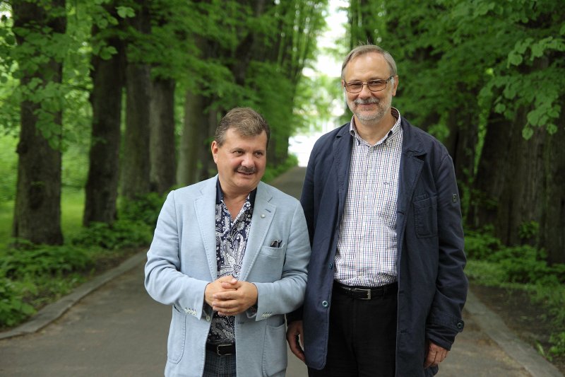 Latvijas Universitāte paraksta līgumu ar Borisa un Ināras Teterevu fondu par LU Botāniskā dārza atjaunošanu. Mecenāts Boriss Teterevs (no kreisās) un LU rektors prof. Mārcis Auziņš.
