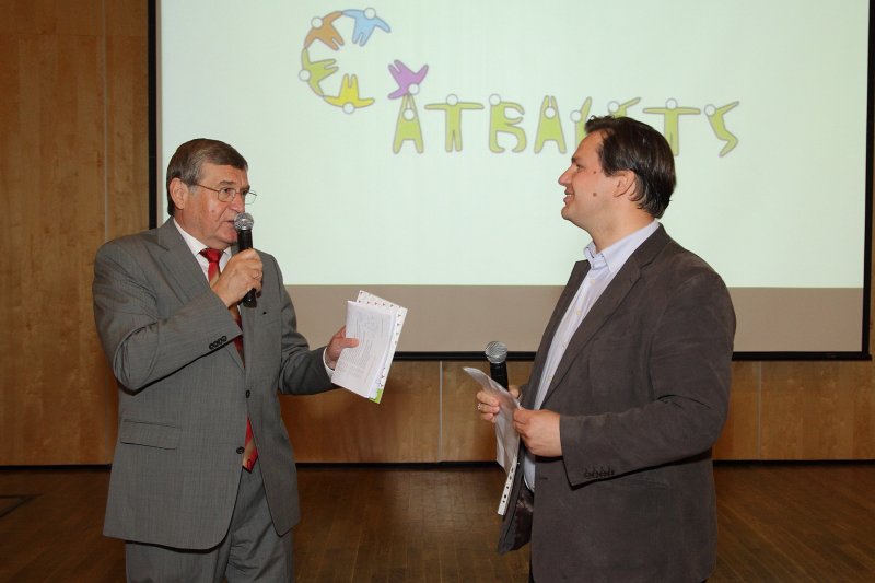 ESF projekts «Atbalsta programmu izstrāde un īstenošana sociālās atstumtības riskam pakļauto jauniešu atbalsta sistēmas izveidei» (Vienošanās Nr.2010/0328/1DP/1.2.2.4.1/10/IPIA/VIAA/002). 4.9. aktivitātes seminārs (viesnīcā «Radisson Blu Hotel Latvija»). LU mācību prorektors prof. Andris Kangro (pa kreisi) un semināra moderators žurnālists Ansis Bogustovs.