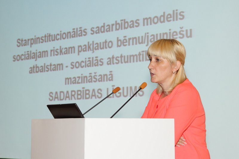 ESF projekts «Atbalsta programmu izstrāde un īstenošana sociālās atstumtības riskam pakļauto jauniešu atbalsta sistēmas izveidei» (Vienošanās Nr.2010/0328/1DP/1.2.2.4.1/10/IPIA/VIAA/002). 4.9. aktivitātes seminārs (viesnīcā «Radisson Blu Hotel Latvija»). Rīgas Domes Izglītības atbalsta nodaļas vadītāja Inese Štekele.