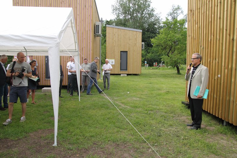 Testa stendu energoefektivitātes monitoringa projekta prezentācija
Latvijas Universitātes Botāniskā dārza teritorijā. Pa labi - 
projekta vadītājs, LU Fizikas un matemātikas fakultātes asoc. profesors Andris Jakovičs.
