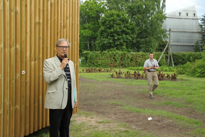 Testa stendu energoefektivitātes monitoringa projekta prezentācija
Latvijas Universitātes Botāniskā dārza teritorijā. Pa kreisi - 
projekta vadītājs, LU Fizikas un matemātikas fakultātes asoc. profesors Andris Jakovičs.