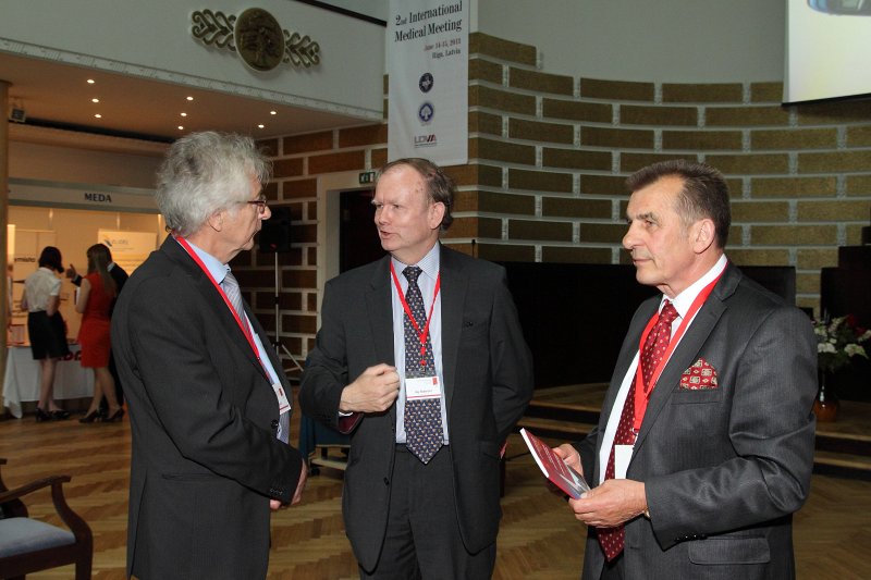 2. starptautiskā medicīnas konference «IMM-Riga 2012» un 17. Latvijas Dermatovenerologu kongress. No kreisās: Jan D. Bos, Roderick J. Hay un konferences prezidents, LU Medicīnas fakultātes profesors Andris Rubins.