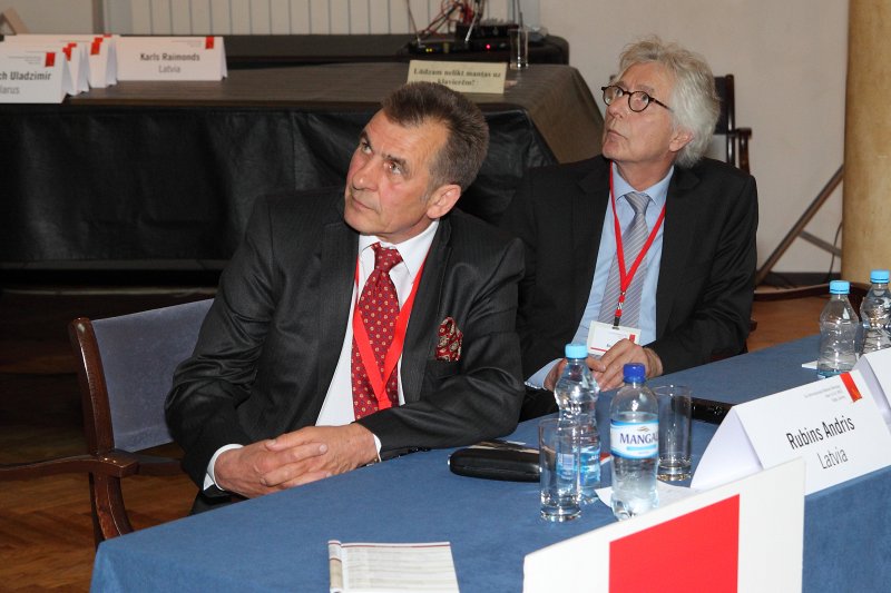 2. starptautiskā medicīnas konference «IMM-Riga 2012» un 17. Latvijas Dermatovenerologu kongress. No kreisās: konferences prezidents, LU Medicīnas fakultātes profesors Andris Rubins un Jan D. Bos.
