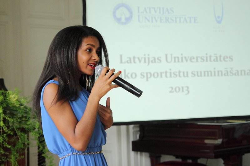 Latvijas Universitātes labāko sportistu sveikšana. Aminatas muzikāls priekšnesums.