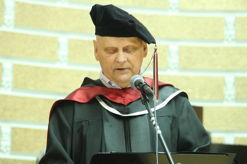 Latvijas Universitātes Medicīnas fakultātes absolventu izlaidums. LU Medicīnas fakultātes profesors Māris Mihelsons.