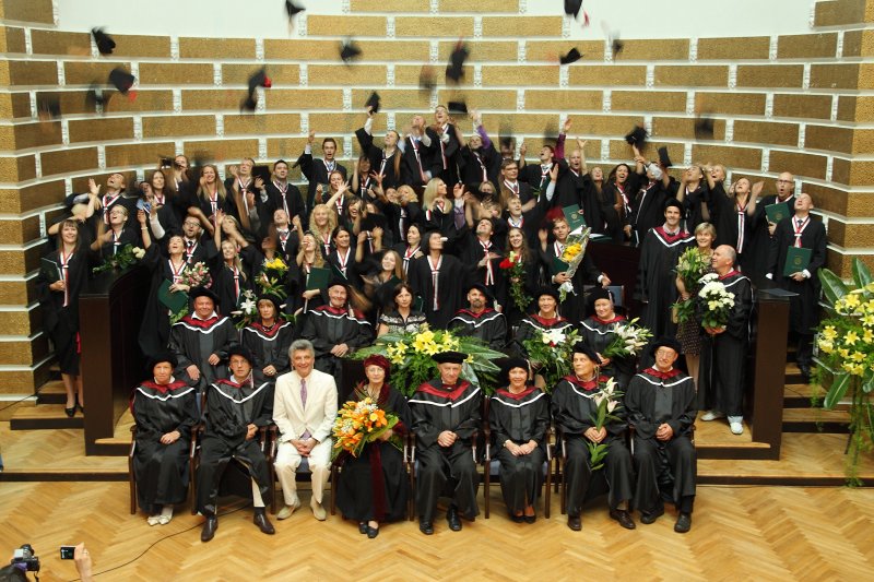 Latvijas Universitātes Medicīnas fakultātes absolventu izlaidums. Absolventu un mācībspēku kopbilde.