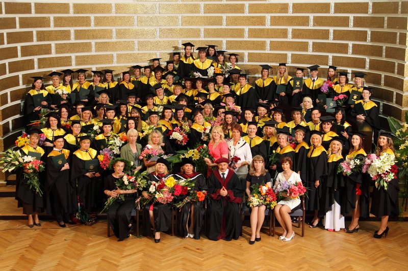Latvijas Universitātes Medicīnas fakultātes māszinību studiju programmas absolventu izlaidums. Absolventu un mācībspēku kopbilde.