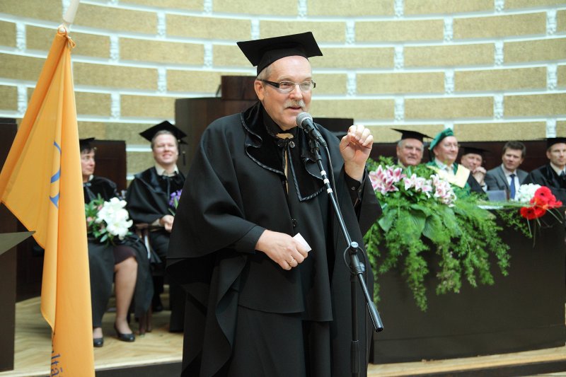 Latvijas Universitātes Datorikas fakultātes absolventu izlaidums. LU Datorikas fakultātes profesors Kārlis Podnieks.