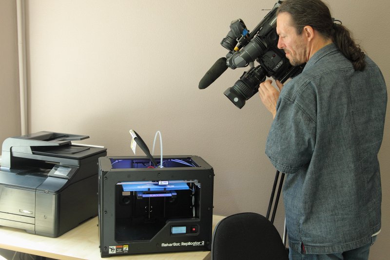 FabLab prototipēšanas studijas atklāšana Latvijas Universitātes Biznesa inkubatorā. TV operators filmē 3D printeri MakerBot Replicator 2.