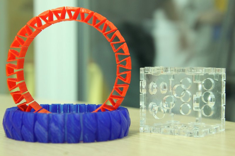 FabLab prototipēšanas studijas atklāšana Latvijas Universitātes Biznesa inkubatorā. Ar 3D printeri izgatavotas rokassprādzes (pa kreisi) un ar lāzergriezēju izgatavots metamais kauliņš.