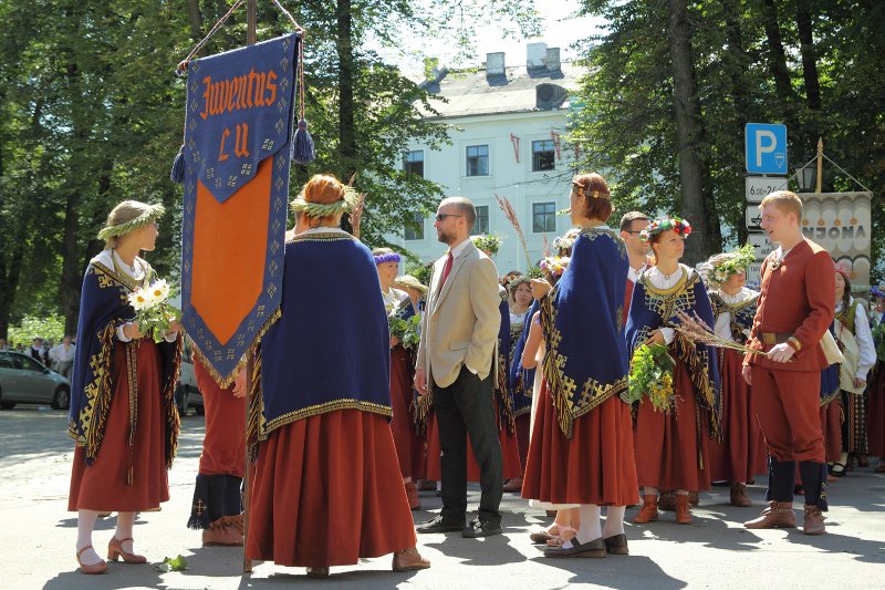 Latvijas Universitātes mākslinieciskās pašdarbības kolektīvi piedalās 
XXV Vispārējo latviešu Dziesmu un XV Deju svētku gājienā. Koris 'Juventus' (diriģents - Mārcis Imants).