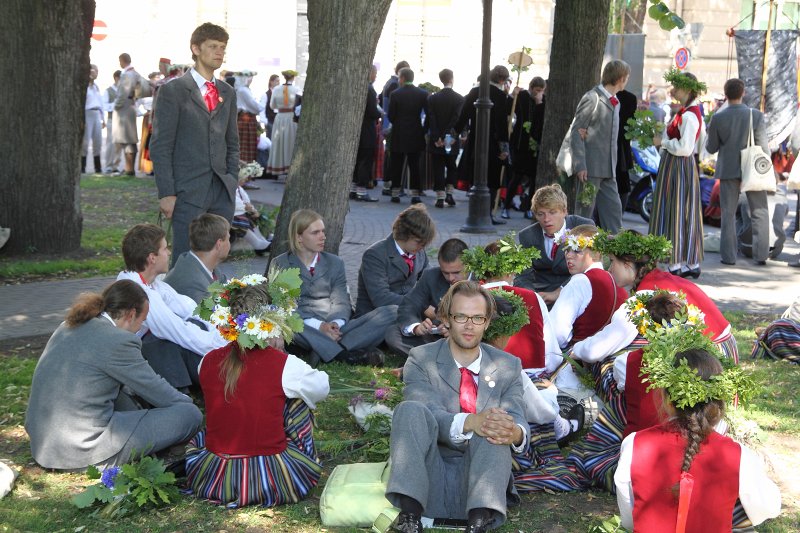 Latvijas Universitātes mākslinieciskās pašdarbības kolektīvi piedalās 
XXV Vispārējo latviešu Dziesmu un XV Deju svētku gājienā. null
