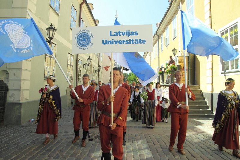 Latvijas Universitātes mākslinieciskās pašdarbības kolektīvi piedalās 
XXV Vispārējo latviešu Dziesmu un XV Deju svētku gājienā. null