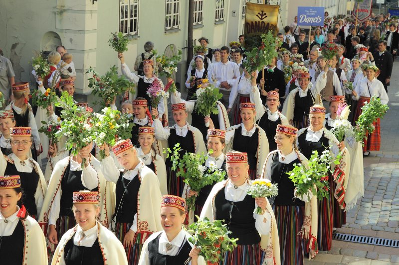 Latvijas Universitātes mākslinieciskās pašdarbības kolektīvi piedalās 
XXV Vispārējo latviešu Dziesmu un XV Deju svētku gājienā. LU koris 'Minjona'.