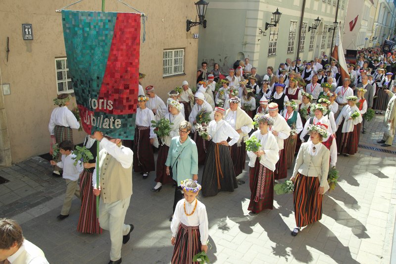 Latvijas Universitātes mākslinieciskās pašdarbības kolektīvi piedalās 
XXV Vispārējo latviešu Dziesmu un XV Deju svētku gājienā. LU koris 'Jubilate'.