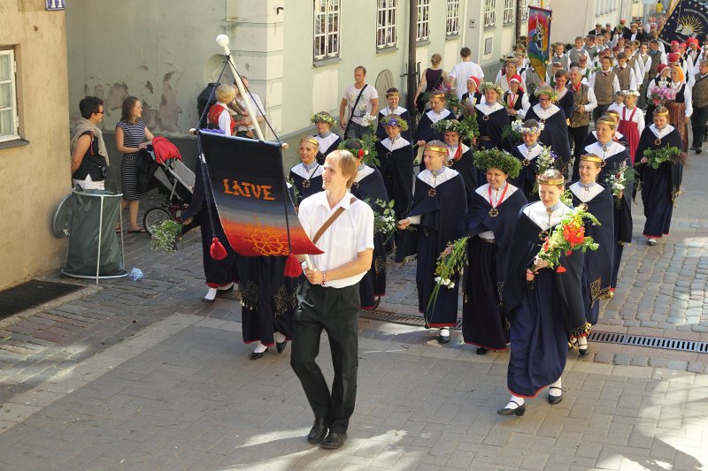 Latvijas Universitātes mākslinieciskās pašdarbības kolektīvi piedalās 
XXV Vispārējo latviešu Dziesmu un XV Deju svētku gājienā. LU koris 'Latve'.