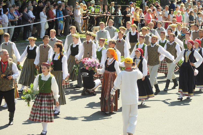 Latvijas Universitātes mākslinieciskās pašdarbības kolektīvi piedalās 
XXV Vispārējo latviešu Dziesmu un XV Deju svētku gājienā. LU tautas deju ansamblis 'Dancītis'.