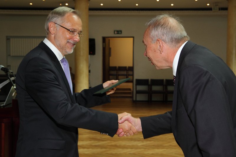 Latvijas Universitātes darbinieku sapulce. LU rektors prof. Mārcis Auziņš (pa kreisi) pasniedz profesora diplomu LU MF profesoram Konstantīnam Kalnbērzam.