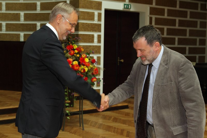 Latvijas Universitātes darbinieku sapulce. LU rektors prof. Mārcis Auziņš (pa kreisi) izsaka pateicību prof. Jurim Rozenvaldam par darbu LU SZF dekāna amatā.
