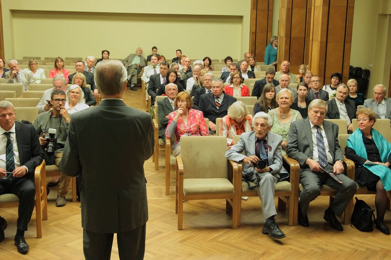 Valtera Capa balvas svinīgā pasniegšana profesoram Jānim Spīgulim (Latvijas Zinātņu akadēmijā). null