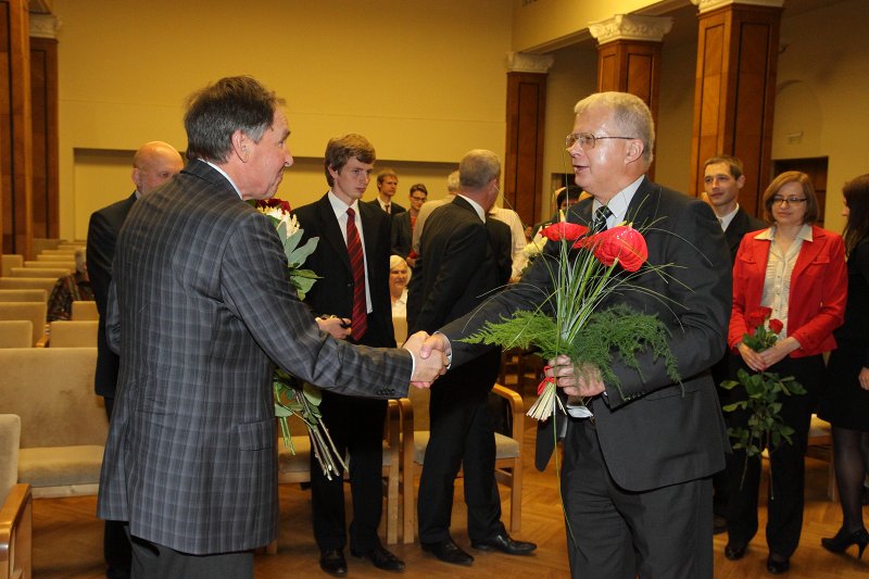 Valtera Capa balvas svinīgā pasniegšana profesoram Jānim Spīgulim (Latvijas Zinātņu akadēmijā). No kreisās: 
Valtera Capa balvas laureāts prof. Jānis Spīgulis; 
LU Fizikas un matemātikas fakultātes dekāns asoc. prof. Leonīds Buligins.