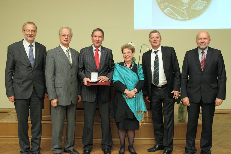 Valtera Capa balvas svinīgā pasniegšana profesoram Jānim Spīgulim (Latvijas Zinātņu akadēmijā). No kreisās: 
Latvijas Universitātes rektors prof. Mārcis Auziņš; 
Latvijas Zinātņu akadēmijas viceprezidents Juris Ekmanis; 
Valtera Capa balvas laureāts prof. Jānis Spīgulis; 
Vācijas Federatīvās Republikas vēstniece Latvijā  Andrea Viktorīna (Andrea Joana-Maria Wiktorin); 
Vācijas firmas «Minox» pārstāvis Fridrihs Ēlšlēgers (Friedrich Oehlschläger); 
Latvijas Republikas Patentu valdes Izgudrojumu ekspertīzes departamenta direktors Guntis Ramāns.