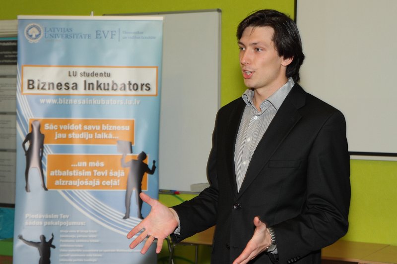 Latvijas Universitātes Datorikas fakultātes Biznesa inkubatora kontaktpunkta atklāšana. LU Biznesa inkubatora vadītājs Mikus Losāns.