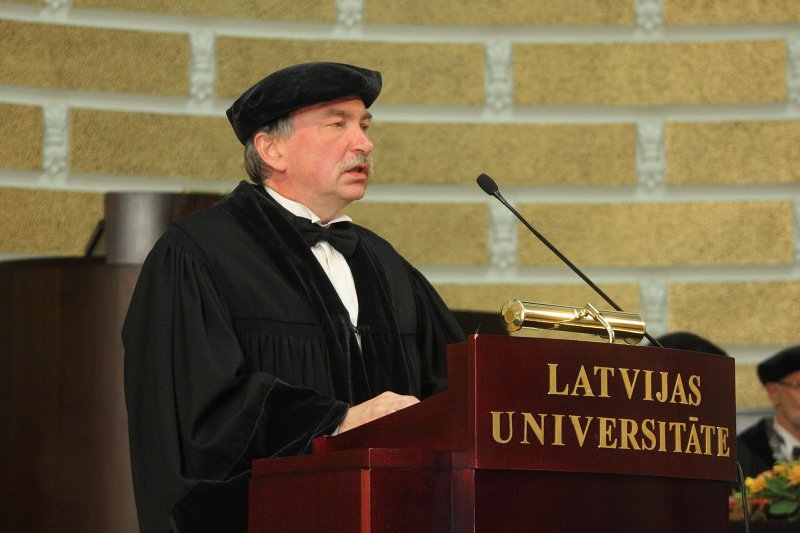 Latvijas Universitātes 94. gadadienai veltīta LU Senāta svinīgā sēde. LU zinātņu prorektors prof. Indriķis Muižnieks
iepazīstina ar LU Goda doktoru, 
Maskavas Ekonomikas augstskolas profesoru Pjotru Avenu.