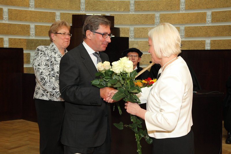 Latvijas Universitātes 94. gadadienai veltīta LU Senāta svinīgā sēde. LU Fonda izpilddirektore Laila Kundziņa-Zvejniece sveic
LU Goda doktoru, 
Maskavas Ekonomikas augstskolas profesoru Pjotru Avenu.