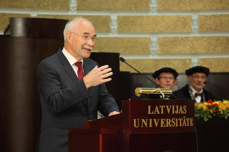 Latvijas Universitātes 94. gadadienai veltīta LU Senāta svinīgā sēde. LU Fonda valdes priekšsēdētājs prof. Ivars Lācis
iepazīstina ar LU Goda bieru, 
Latvijas Universitātes mecenātu Džonu Medvecki.