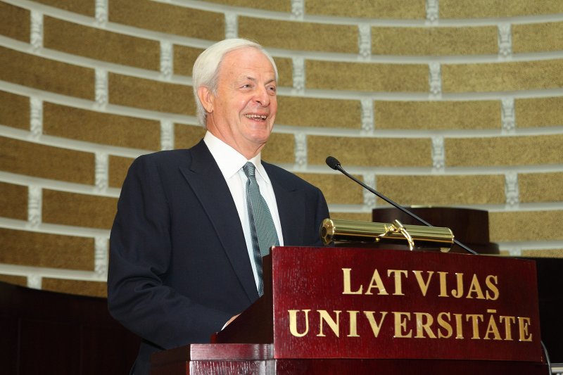 Latvijas Universitātes 94. gadadienai veltīta LU Senāta svinīgā sēde. LU Goda biedra, 
Latvijas Universitātes mecenāta Džona Medvecka uzruna.