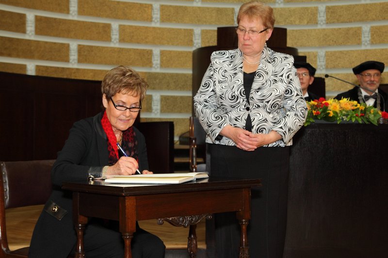 Latvijas Universitātes 94. gadadienai veltīta LU Senāta svinīgā sēde. LU Goda biedre, 
Latvijas Universitātes mecenāte Anna Justīne Čakste-Rollins
parakstās Latvijas Universitātes Goda biedru grāmatā.