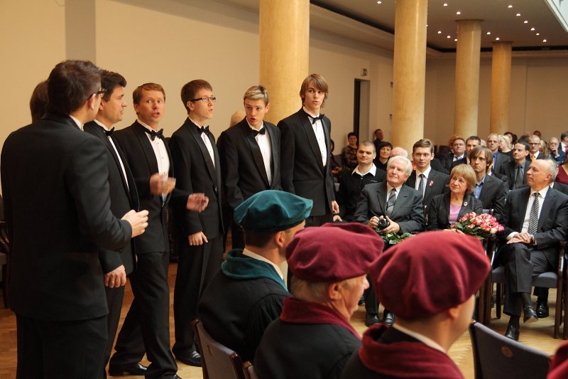 Latvijas Universitātes 94. gadadienai veltīta LU Senāta svinīgā sēde. LU tautas deju ansambļa «Dancis» vīru vokālā ansambļa priekšnesums.