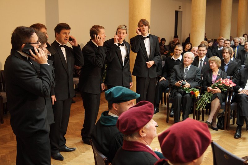 Latvijas Universitātes 94. gadadienai veltīta LU Senāta svinīgā sēde. LU tautas deju ansambļa «Dancis» vīru vokālā ansambļa priekšnesums.