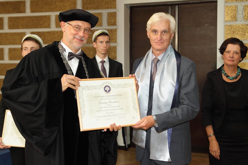 Latvijas Universitātes 94. gadadienai veltīta LU Senāta svinīgā sēde. LU doktoru promocijas ceremonija. LU rektors prof. Mārcis Auziņš pasniedz LU Apliecinājuma rakstu dr. Dmitrijam Bezrukovam.