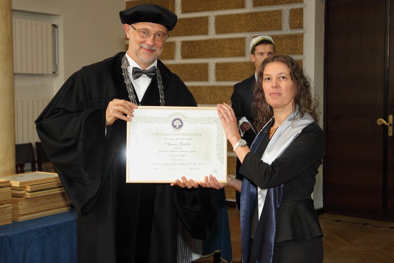 Latvijas Universitātes 94. gadadienai veltīta LU Senāta svinīgā sēde. LU doktoru promocijas ceremonija. LU rektors prof. Mārcis Auziņš pasniedz LU Apliecinājuma rakstu dr. Agnesei Gailītei.