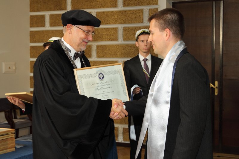 Latvijas Universitātes 94. gadadienai veltīta LU Senāta svinīgā sēde. LU doktoru promocijas ceremonija. LU rektors prof. Mārcis Auziņš pasniedz LU Apliecinājuma rakstu dr. Oļegam Krasnopjorovam.